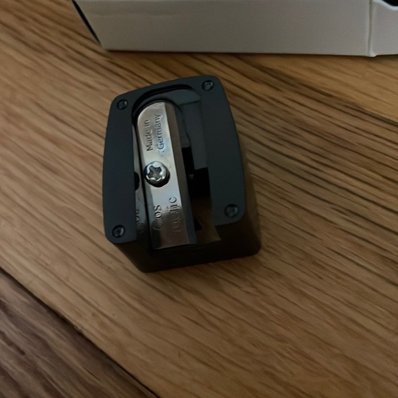 ⭐️ 5 for $20 - 2 Brand New Victoria Beckham Beauty Lip/Eye Liner Sharpeners - Picture 4 of 5